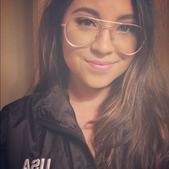 Meet your Posher, Michelle! - Picture 1 of 1